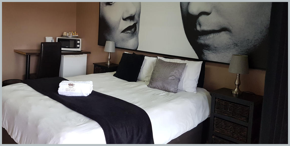 1 Queen Bed, sleeps 2