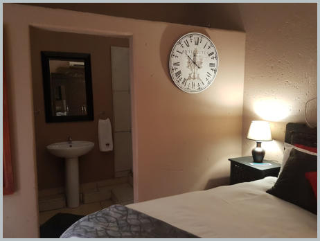 1 Queen bed, Sleeps 2